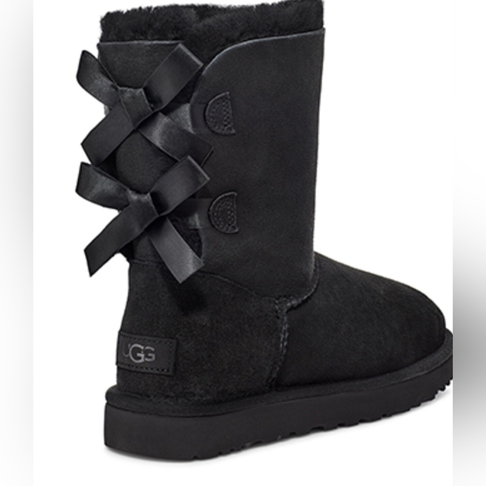 UGG Bailey Bow Il boots in black suede with a sheepskin lining / size 6